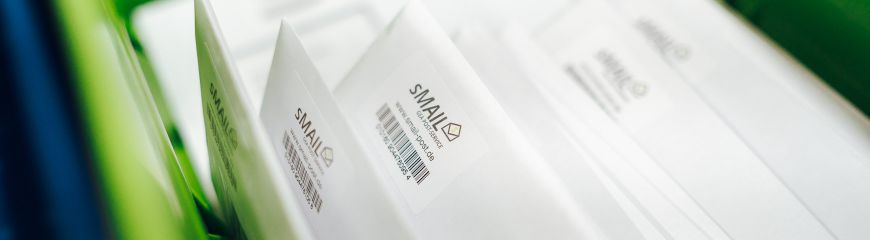 Briefe mit einer sMAIL Marke (sMÄRKLE) in einer grünen Kiste