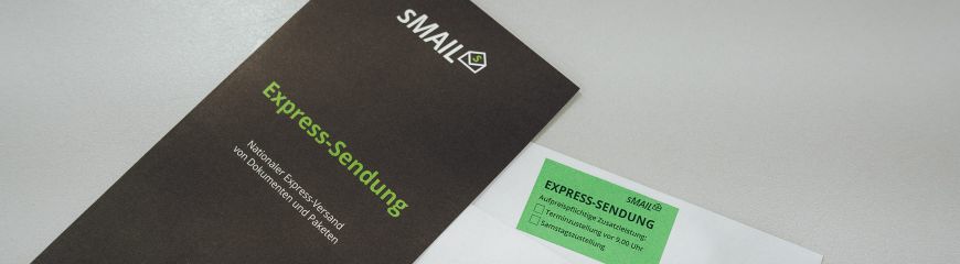 Ein Flyer mit Informationen über Express-Sendungen und ein grüner Exress Aufkleber liegen auf einem Tisch