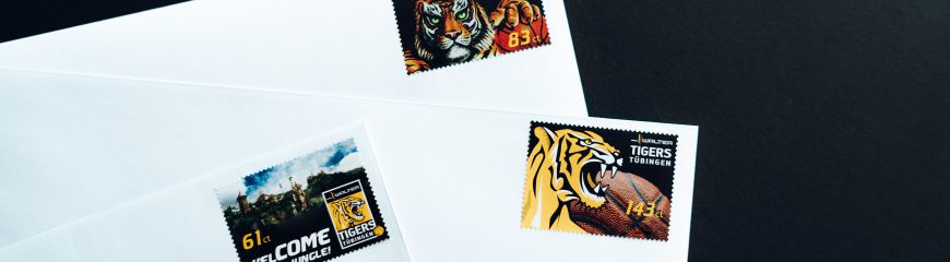 Drei Briefmarken mit verschiedenen Motiven auf Briefe