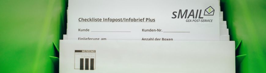 Eine Checkliste für Infopost und Briefe liegen in einer grünen Kiste