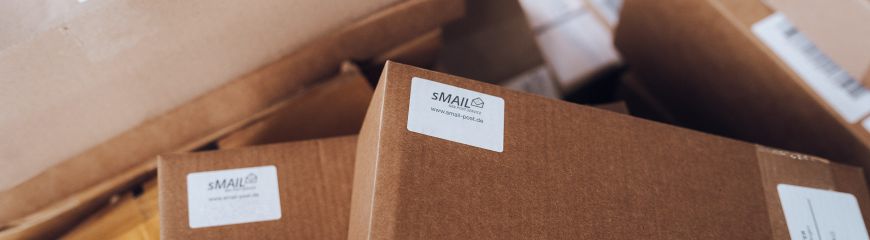 zwei Pakete mit jeweils einem sMAIL aufkleber