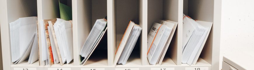 Briefe die in Fachern (die mit Zahlen beschriftet sind) liegen
