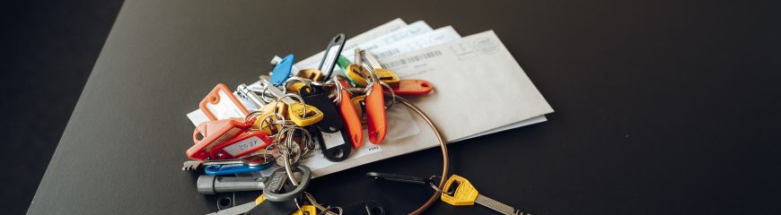 Ein Schlüsselbund der auf einem Stapel Briefe liegt