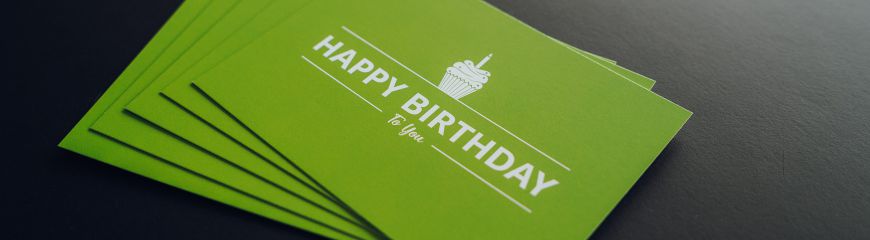 Geburtstagskarten in grün. Darauf ist ein Muffin und es steht 