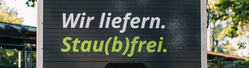 Eine große schwarze Box von einem Musketier. Darauf steht wir liefern Stau(b)frei