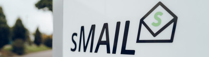 Ein weißes Schild auf dem sMAIL steht und das Logo in Form eines Briefes drauf ist
