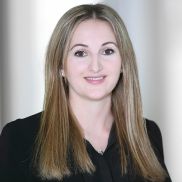 Eine Frau mit langen Haaren und einer schwarzen Bluse