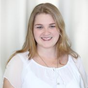 Eine Frau mit mittel langen Haaren und einem weißen Tshirt